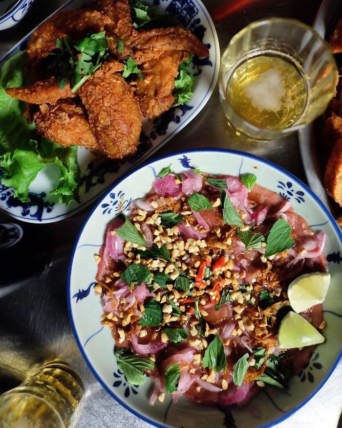 Món bò tái chanh có vị chua dịu, thanh mát, phù hợp thưởng thức trong mùa nóng. Ảnh: Subtleasian.cooking, ddmau_chinatown.