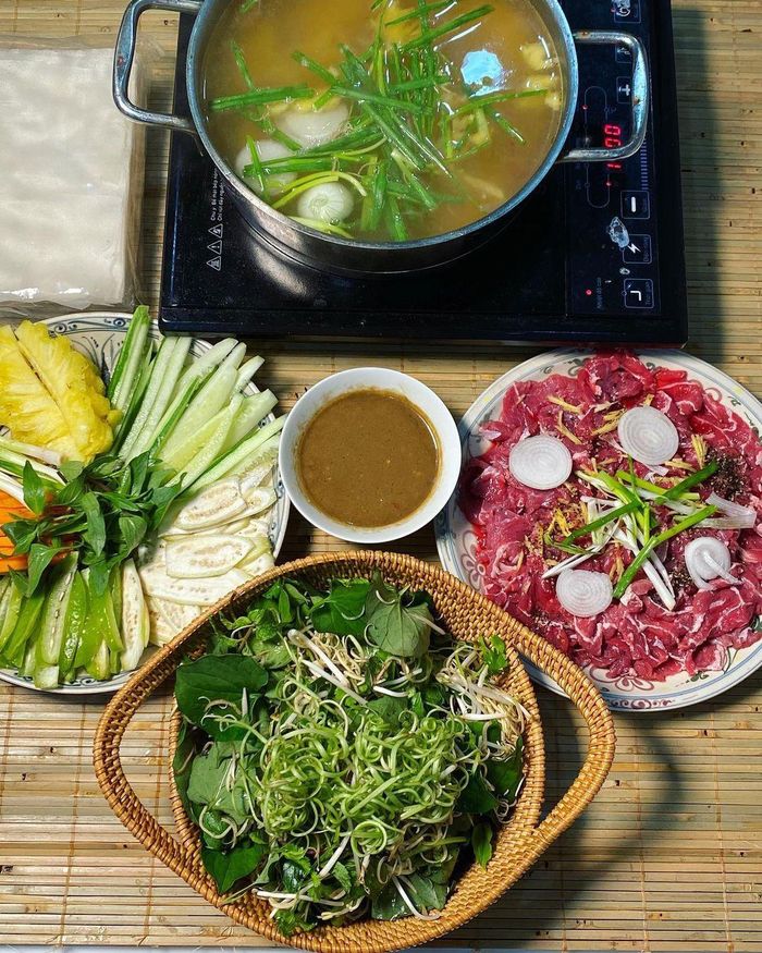 Bạn có thể ăn kèm món lẩu nafy với bún hoặc cuốn bò cùng bánh tráng, rau sống, chấm mắm nêm. Ảnh: Annie16_h, quynhchaudang.