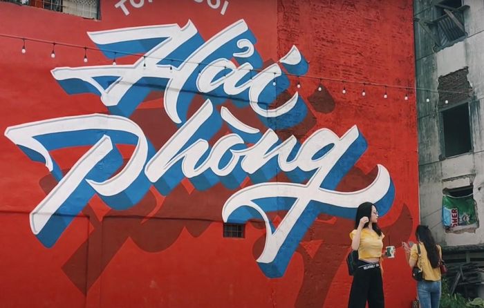 Bức tranh tường "Tôi người Hải Phòng" thu hút nhiều người đến chụp hình. Ảnh: Trí Nguyễn.