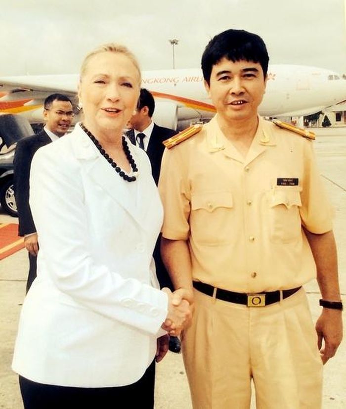 Thượng tá Trịnh Văn Sỹ chụp ảnh với cựu Ngoại trưởng Mỹ Hillary Clinton tại Hà Nội