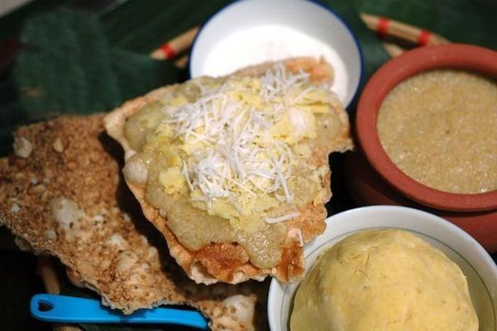 Bánh đa kê là món ăn vặt đã gắn bó với biết bao thế hệ người Việt vẫn còn được bày bán đến tận ngày nay.