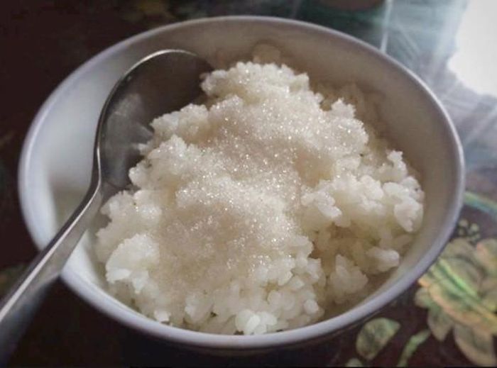 Cơm trộn đường cũng là món ăn tuổi thơ gắn với nhiều thế hệ. Vị ngọt nhẹ của cơm xen lẫn vị ngọt đậm đà của đường khiến bao người dù lớn lên trong khốn khó vẫn thấy no bụng mỗi ngày.