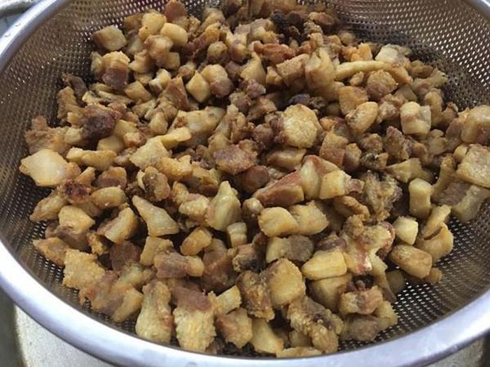 Tóp mỡ cũng là món ăn khá tốn cơm với lũ trẻ ngày xưa.