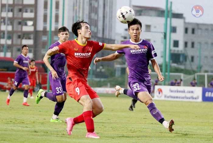 Văn Toàn trong một pha khiến hàng thủ U22 vất vả chống đỡ