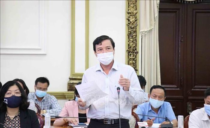 Thành viên Ủy ban bầu cử Thành phố phát biểu tại Phiên họp, chiều 18/5.