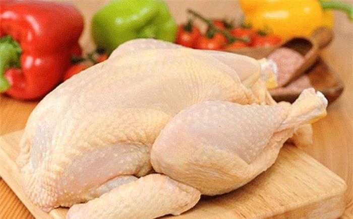 Theo lương y Bùi Đắc Sáng, thịt gà là loại thực phẩm có tính ấm (ôn), tính ngọt (cam), vì vậy khi kết hợp với tỏi là tính đại nhiệt (nóng) sẽ khiến món ăn trở nên nóng, khó tiêu và dễ sinh ra táo bón, kiết lị. Nếu bạn bị táo bón vì đã ăn gà với tỏi, để mau khỏi, bạn có thể nấu nước lá dâu uống. Ảnh minh họa: Internet 