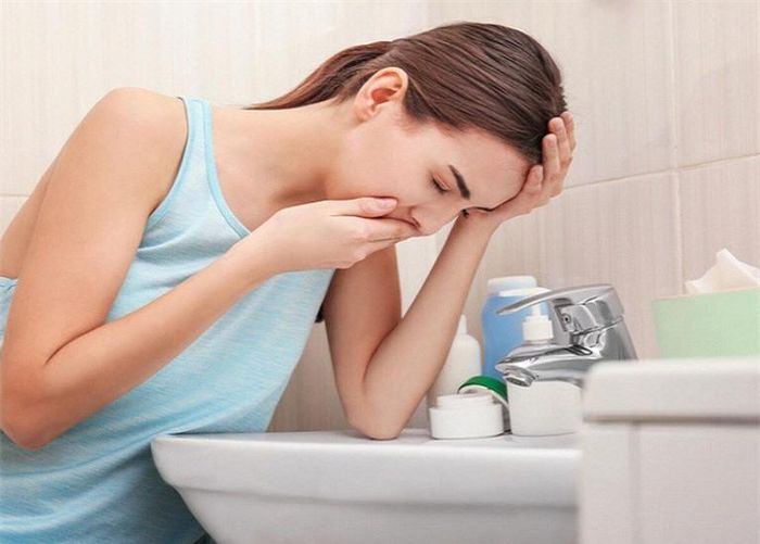  Ăn tỏi tươi khi bụng đói có thể gây buồn nôn, nôn và ợ nóng. Một số nghiên cứu cũng đã tuyên bố rằng ăn tỏi sống có thể gây ợ nóng và buồn nôn. Ngoài ra, ăn quá nhiều tỏi sống cũng có thể gây ra bệnh GERD (bệnh trào ngược dạ dày thực quản) ở một số người. Ảnh minh họa: Internet 