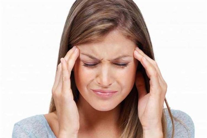 Tỏi, đặc biệt là khi ăn sống, có thể gây ra chứng đau nửa đầu. Một số chuyên gia tin rằng, tỏi có thể liên quan đến dây thần kinh sinh ba, dây thần kinh chính trên mặt, có thể gây ra đau đớn. Ăn tỏi sống có thể kích thích dây thần kinh này để giải phóng các phân tử tín hiệu thần kinh được gọi là neuropeptide chạy đến các tế bào bao phủ màng não và gây đau đầu. Ảnh minh họa: Internet 