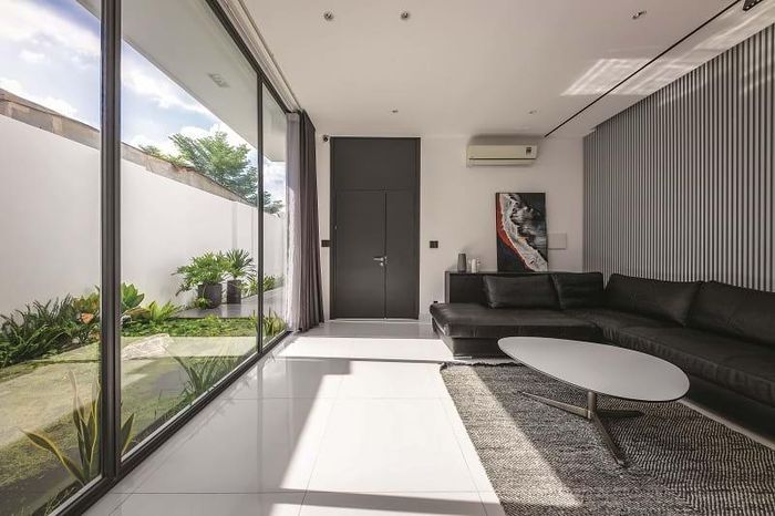 Trần nhà cao cùng các ô cửa kính lớn, đó là một sự kết hợp cho một không gian rộng rãi, thoáng đãng và gần gũi với thiên nhiên.