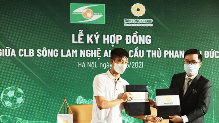 Phan Văn Đức sẽ đá cho SLNA ít nhất 3 mùa nữa. Ảnh: SLNA FC