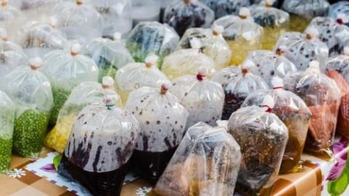 Loại thứ hai chính là túi ni lông tái chế từ nhiều sản phẩm nhựa đã qua sử dụng như thùng sơn, lọ tẩy bồn cầu... Trong quá trình tái chế, nhựa thủ công sẽ hấp thu các kim loại nặng như cadimi, chì vốn là những chất dẫn đến bệnh ung thư.