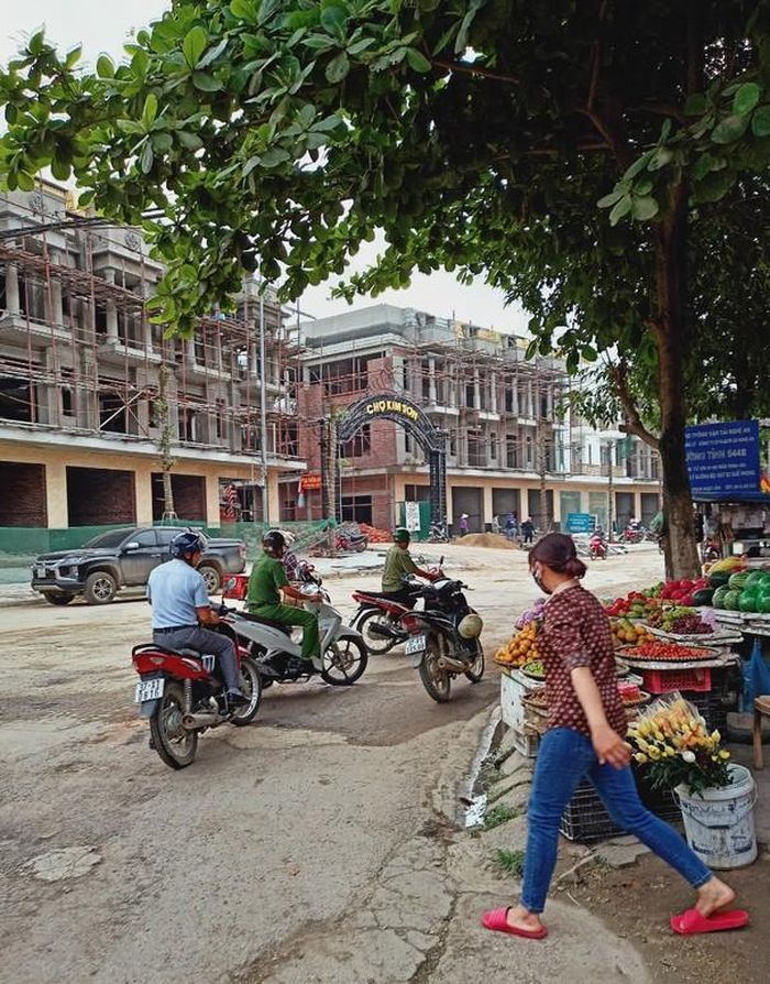 Trước đó, chính quyền đã tiến hành dẹp bỏ các quán hàng tự phát xung quanh chợ mới. Ảnh: CĐT cung cấp
