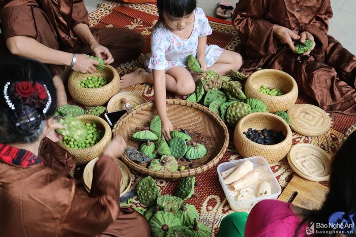 Đây cũng là hướng đi mới để các thôn xóm, hợp tác xã cải tạo phần lớn diện tích ao hồ hoang hóa, sâu trũng, chuyển đổi cơ cấu cây trồng, tạo ra sản phẩm nông nghiệp, tăng thu nhập cho nông dân, đồng thời tạo cảnh quan xanh - sạch - đẹp, trở thành điểm nhấn văn hóa du lịch trên quê hương Bác. Ảnh: Thành Cường