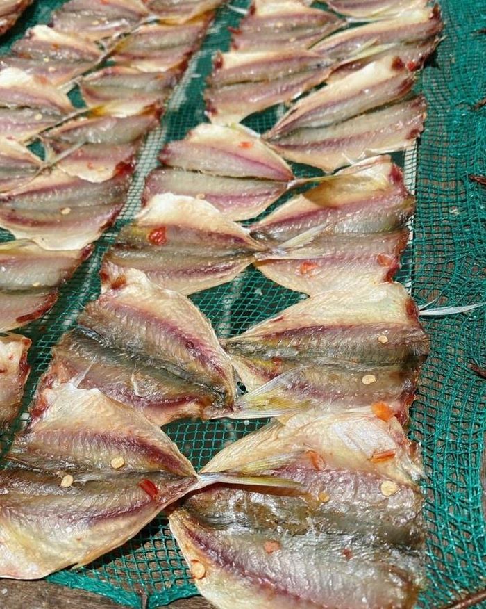 Phan Thiết có nhiều đặc sản khô ngon, được du khách chuộng mua về làm quà. Khô cá chỉ vàng nằm trong số đó. Cá chỉ vàng tươi được xẻ cánh bướm rồi đem phơi, sấy, thường có loại khô lạt hoặc khô tẩm gia vị. Bạn có thể dùng khô cá chỉ vàng để nướng, chiên, rim, trộn gỏi... Ảnh: Bach.hoa.ngu.