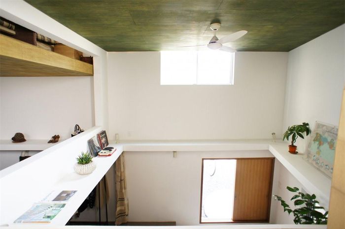 Với thiết kế thoáng đãng, những ngọn đèn treo và ánh sáng tự nhiên đã chiếu sáng cho ngôi nhà