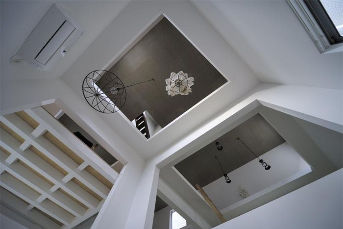 Việc di chuyển giữa 2 phòng bằng những bậc thang gỗ.