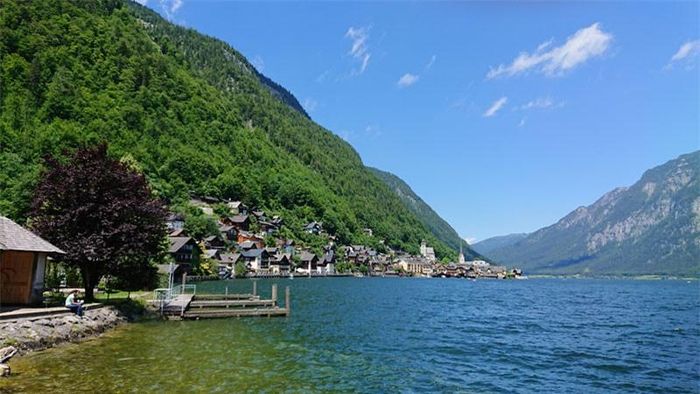 Bạn có thể thuê ca nô tự lái hoặc đi tàu khách "dạo" quanh trên hồ Hallstatt để ngắm nhìn ngôi làng từ bên ngoài.