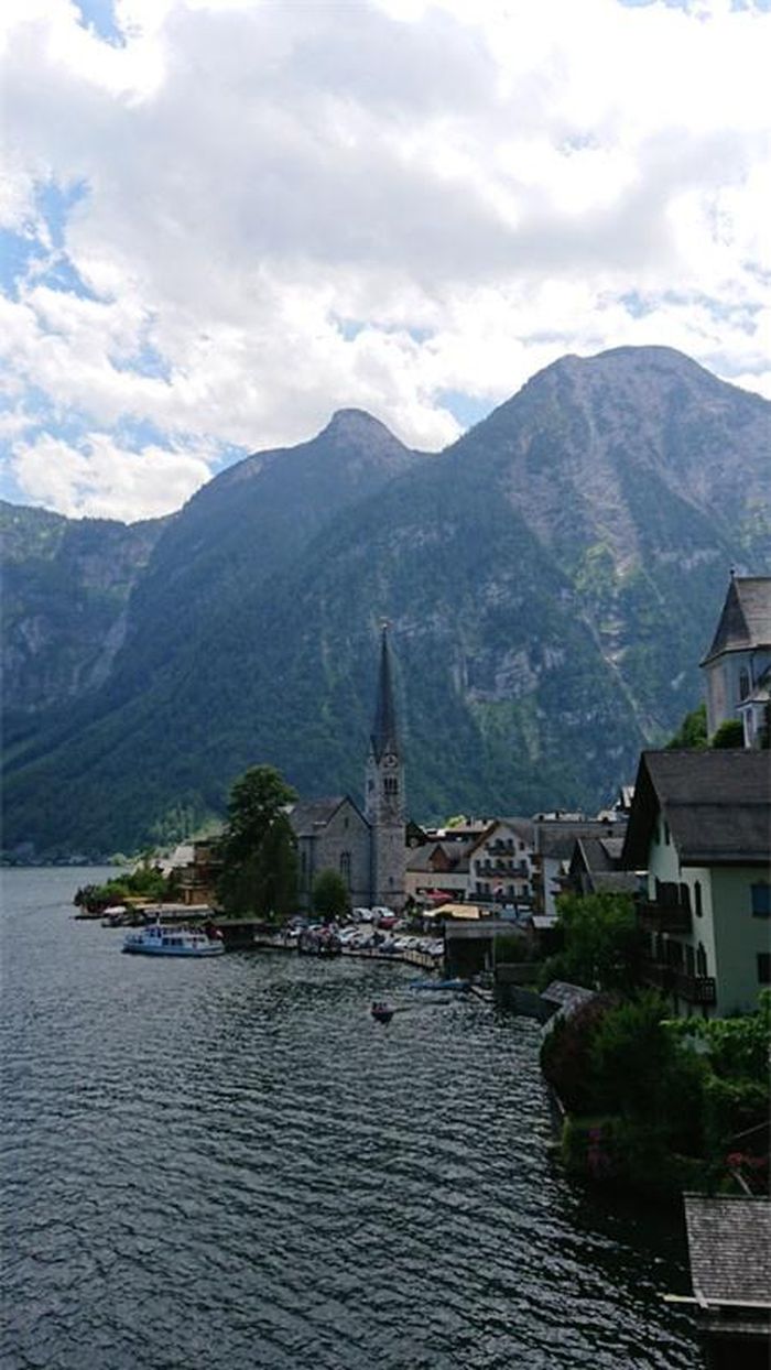 Làng Hallstatt được biết đến là nơi sản xuất muối mỏ, có niên đại từ năm 800 đến 47 trước Công nguyên. Ngày nay, mỏ muối đã dừng khai thác, và chỉ còn giữ là một điểm tham quan trên núi.