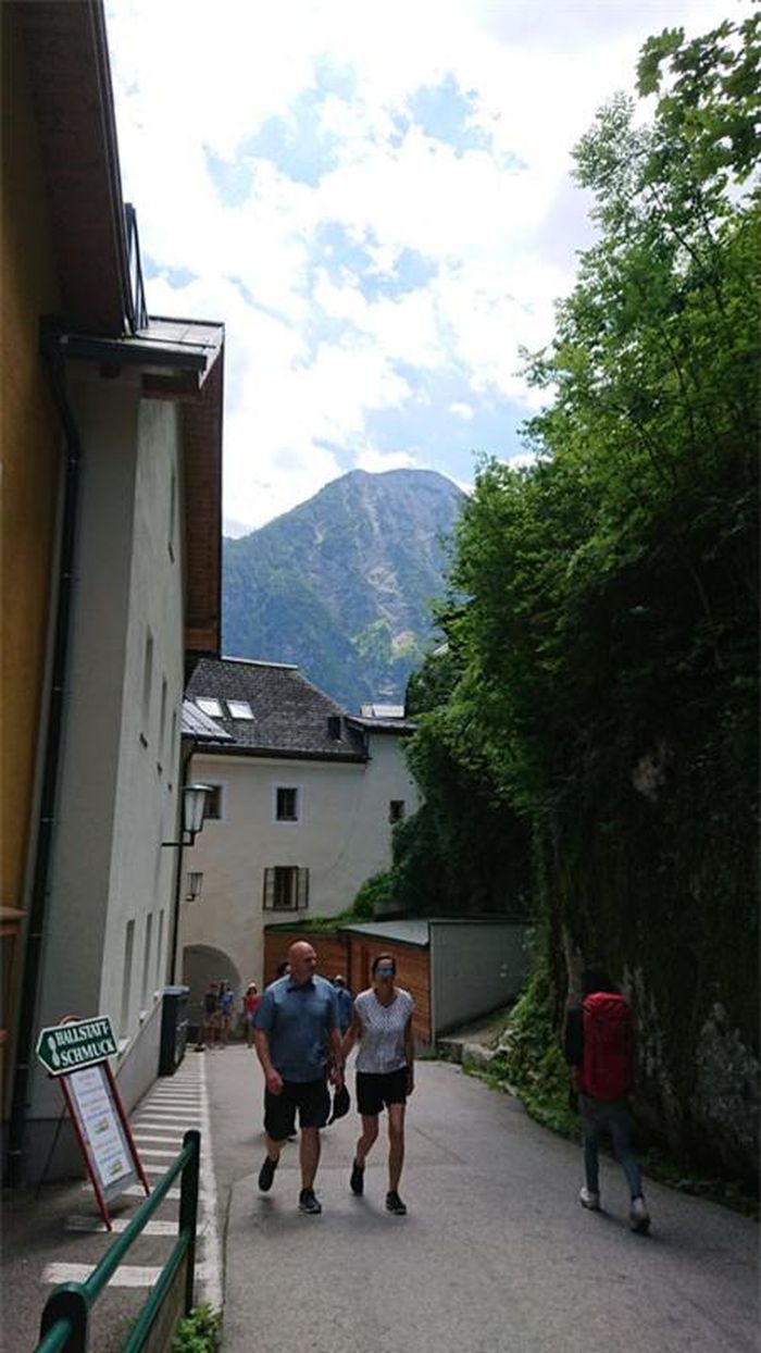 Trang web Tripadvisor nhận được nhiều phản hồi tốt từ du khách khi đánh giá Hallstatt. Trong đó, "Tuyệt vời" là lời ca ngợi của tới 70% du khách, và "Rất tốt" là lời khen của khoảng 18%...