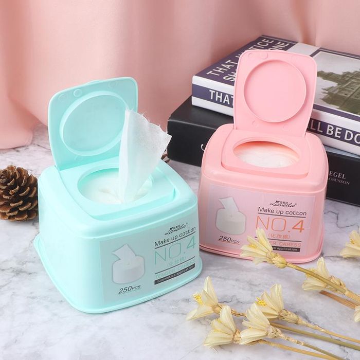 Khăn tẩy trang tuy rất tiện dụng nhưng không phải là sản phẩm thực sự tốt cho làn da. Việc dùng khăn tẩy trang sẽ khiến da dễ hình thành nếp nhăn, khăn cũng khó có thể làm sạch hết lớp makeup cứng đầu như kẻ mắt, eyeliner. Thay vào đó bạn nên dùng dầu tẩy trang để giúp vừa làm sạch sâu kết hợp thêm những động tác massage nhẹ nhàng tránh da bị chảy xệ, đồng thời việc massage còn kích thích tuần hoàn máu.