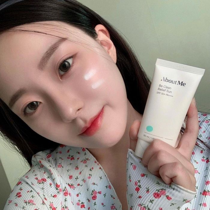 Nhiều sản phẩm makeup như kem nền, cushion, phấn phủ thường có thêm chỉ số chống nắng. Nhiều nàng cho rằng chỉ cần dùng những sản phẩm này là đã đủ giúp bảo vệ da. Nhưng thực tế đây chỉ là những sản phẩm "thêm vào" góp phần bảo vệ làn da khỏi ánh nắng mà thôi chứ bạn khó có thể sử dụng đủ liều lượng để đem lại hiệu quả bảo vệ làn da tối ưu. Thay vào đó bạn vẫn cần dùng thêm 1 loại kem chống nắng chuyên dụng để bảo vệ làn da toàn diện, tránh việc da bị lão hóa sớm.