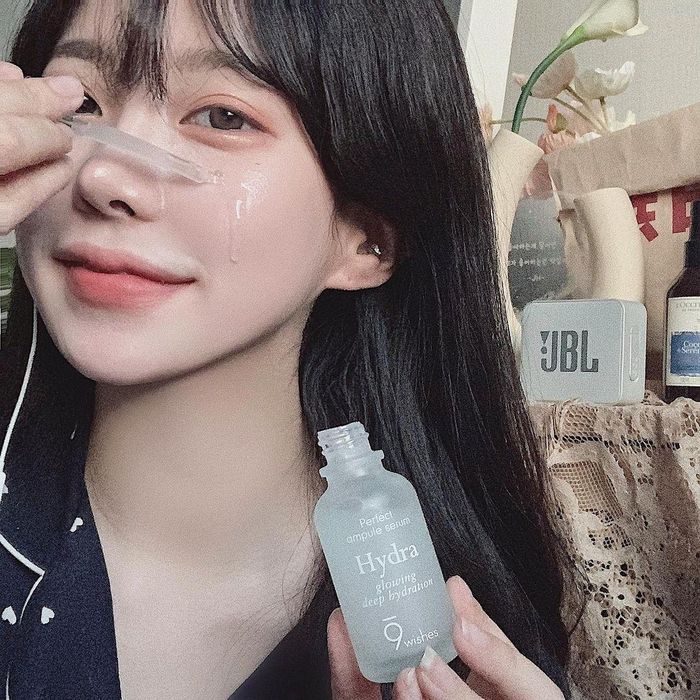 Nhiều cô nàng thường có thói quen đưa thẳng ống bơm serum lên làn da. Việc này sẽ khiến vi khuẩn từ da vô tình bám vào ống serum và khiến serum nhanh hỏng, bị biến chất. Thay vào đó bạn nên nhỏ serum vào lòng bàn tay rồi massage đều khắp mặt.