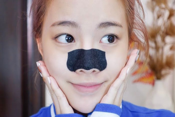 Để loại bỏ phần mụn, sợi bã nhờn ở mũi nhiều cô nàng thường sử dụng miếng dán lột mụn. Nhưng thực tế miếng dán lột mụn có thể làm tổn thương vùng da này, các động tác lột, kéo cũng khiến da bị kéo giãn, lỗ chân lông nở to. Thay vào đó bạn nên dùng các sản phẩm tẩy da chết có chứa AHA, BHA để giúp làm sạch sâu làn da từ bên trong mà không khiến da bị tổn thương.