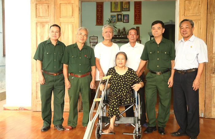 Lãnh đạo hội Hội Nạn nhân chất độc da cam/dioxin tỉnh trao tặng xe lăn cho bà Trần Thị Hương Thơm, xã Hùng Việt, huyện Cẩm Khê.