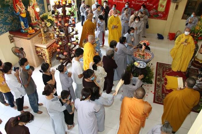  Phật tử xếp hàng thực hiện nghi lễ Tắm Phật