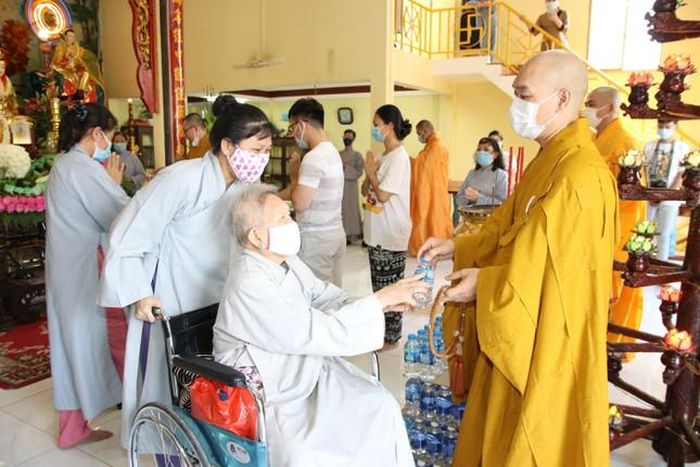 Chư Tăng phân phát tịnh thủy cho Phật tử 