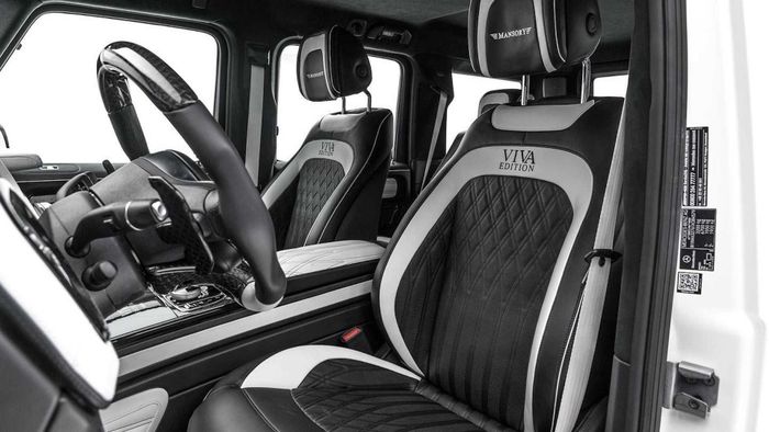  Ghế ngồi của Mercedes-AMG G 63 Viva Edition được bọc da 2 màu, trang trí hình quả trám và có khâu tên phiên bản cùng hãng nâng cấp để nhấn mạnh sự đặc biệt. 
