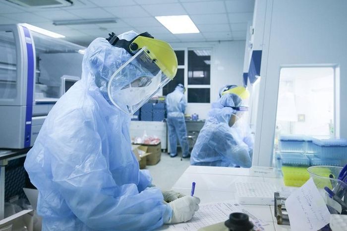 Bên trong phòng xét nghiệm của Trung tâm Kiểm soát bệnh tật Hà Nội. Ảnh: Ngọc Tú