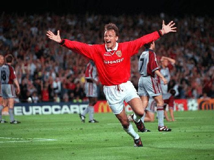 Sheringham ghi bàn trong trận Chung kết C1 với Bayern mùa 1999/2000