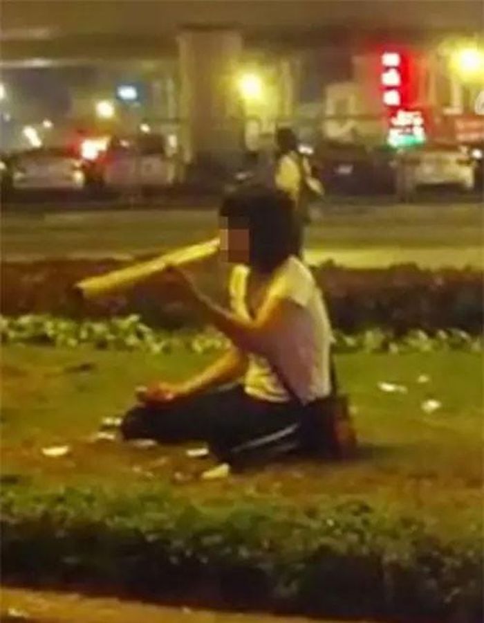 Hình ảnh cô gái ngồi trên thềm cỏ dưới chân cầu vượt Ngã Tư sở liên tiếp châm lửa hút không ngừng khiến cho tất cả những ai chứng kiến cũng phải ngán ngẩm.