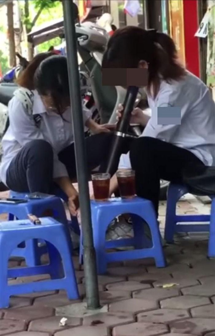 Hình ảnh nữ sinh hút thuốc lào đã nhận về sự quan tâm lớn. Rất nhiều bình luận tỏ ra ngạc nhiên, bất ngờ với hành động không khác gì đàn ông của hai cô gái trên.