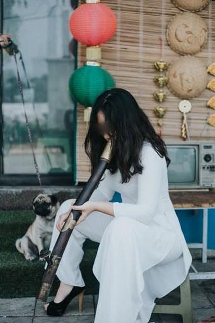 "Khói này anh châm em hút. Tình cảm mình nghi ngút khói hương", caption kèm theo 2 bức ảnh nữ sinh mặc áo dài hút thuốc để chụp ảnh tại một hội trại gây chú ý.