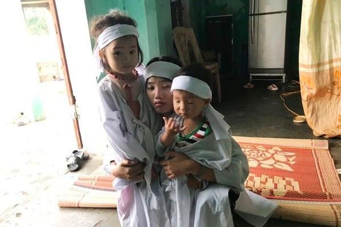Hai con thơ ngơ ngác bên người mẹ bệnh tim khốn khổ