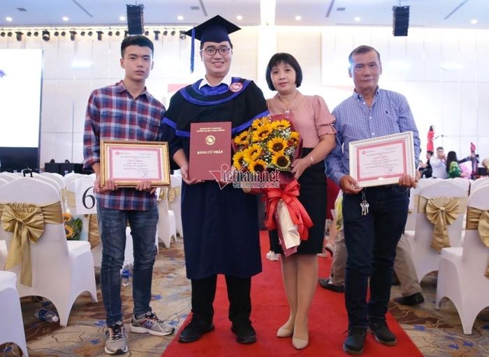  Diệp Đỉnh Khang cùng gia đình tại Lễ tốt nghiệp năm 2021