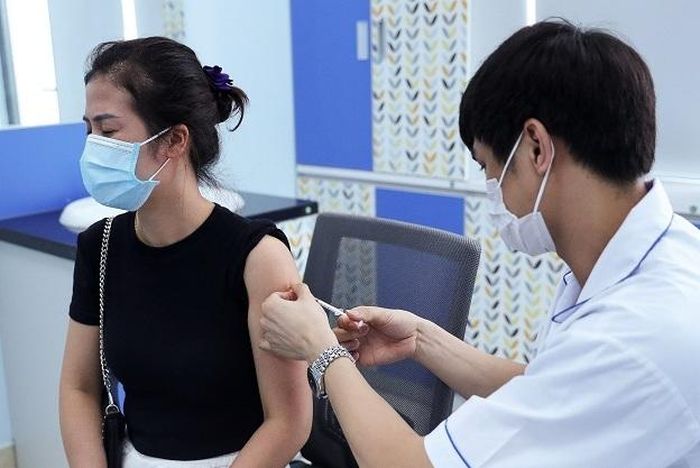 Đừng chê trách Việt Nam tiêm vắc xin chậm