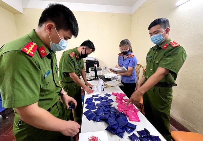 Thận trọng, khách quan từng chi tiết. Ảnh Hoàng Trung Hiếu