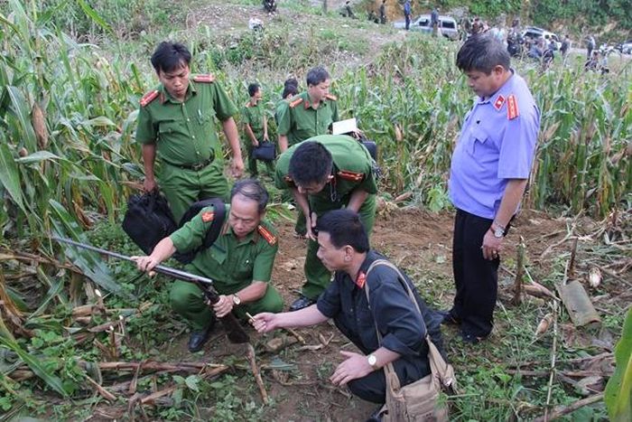  Kiểm sát hiện trường vụ "đấu súng" ác liệt giữa Công an và tội phạm ma túy. Ảnh Hoàng Trung Hiếu