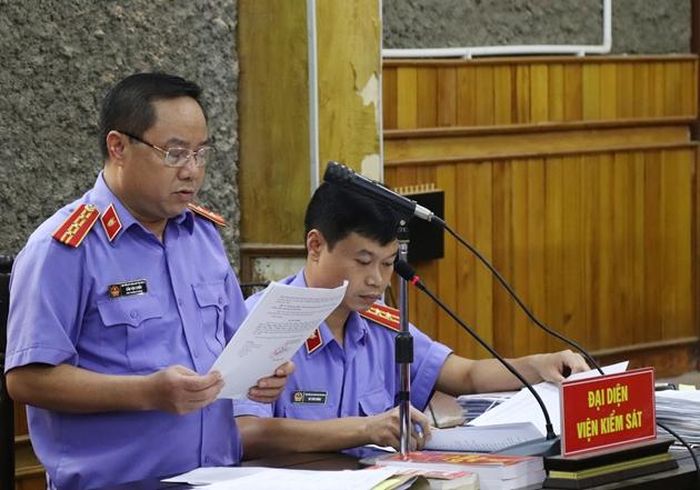 Kiểm sát viên thực hành quyền công tố và kiểm sát xét xử tại một phiên tòa xét xử các bị cáo phạm tội ma túy. Ảnh Hoàng Trung Hiếu