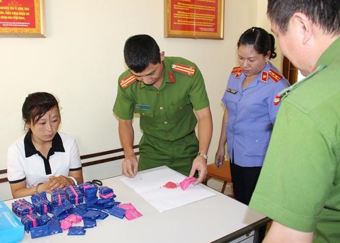  Kiểm sát lấy mẫu giám định vụ mua bán trái phép ma túy. Ảnh Hoàng Trung Hiếu