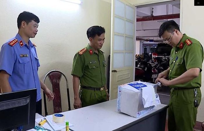  Kiểm sát mở niêm phong tang vật vụ án ma túy. Ảnh Hoàng Trung Hiếu