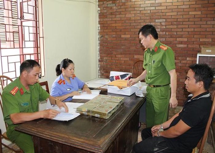  Kiểm sát viên kiểm sát quá trình niêm phong tang vật vụ mua bán trái phép 12 bánh heroin. Ảnh Hoàng Trung Hiếu