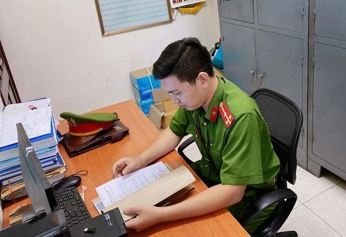 Thượng úy Hoàng Dương Tuấn tại phòng làm việc.