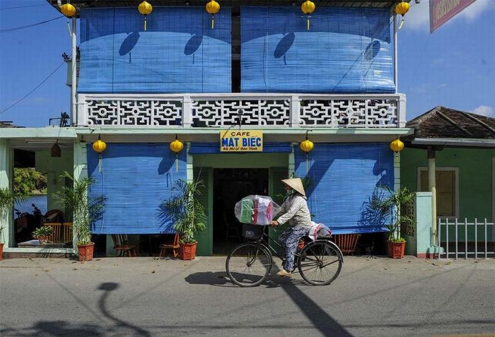 Bên cạnh cây cô đơn, đồi Thiên An, đồi Vọng Cảnh hay lăng Khải Định... tiệm cà phê Mắt Biếc ở phố cổ Bao Vinh cũng là địa điểm được nhiều bạn trẻ ghé thăm khi đến Huế.