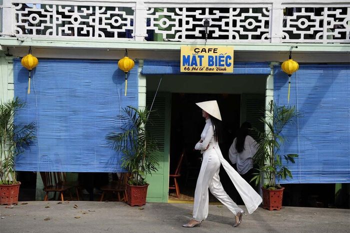 Nó không phải điểm du lịch nổi tiếng ở Huế, và bạn khó nhận ra đang đi chơi ở phố cổ vì con đường với những căn nhà mới, cũ xen kẽ nhau không có gì đặc biệt.