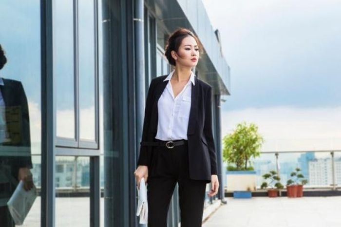 Lựa chọn trang phục đi phỏng vấn thẳng thớm, thích hợp giúp bạn nâng tầm giá trị bản thân.