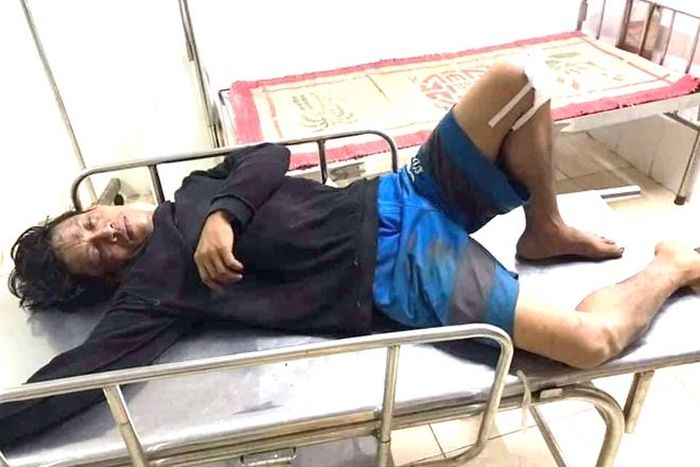Anh Đẳng được 2 cán bộ CSGT đưa vào bệnh viện cấp cứu.